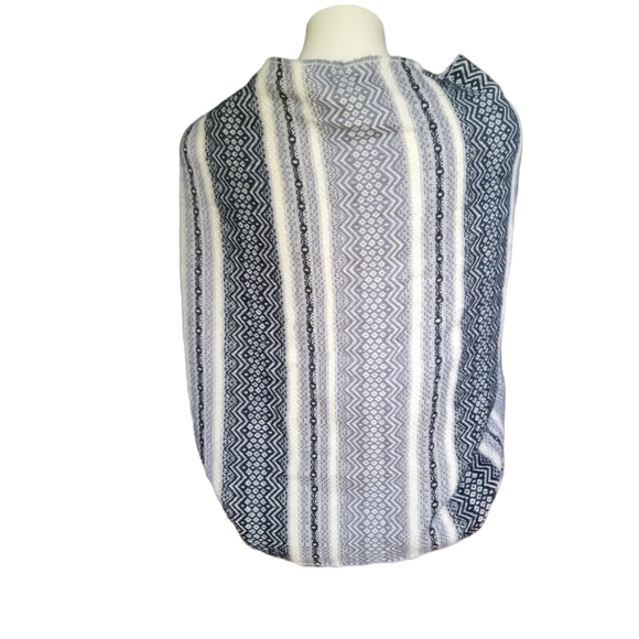 Bearpaw Grey & White Wrap Blanket Shawl - Picture 2 of 5